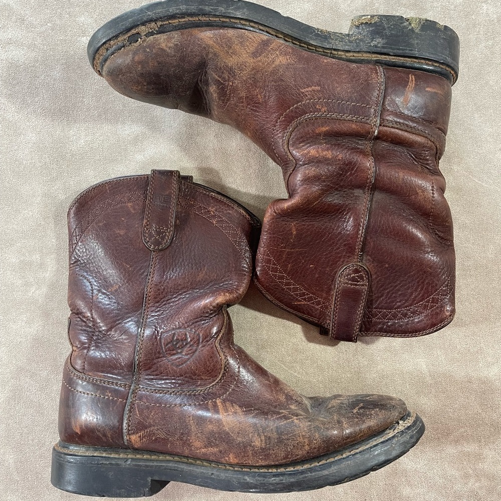 Ariat 10002429 Boot Man’s Size 9.5D Brown Sierra Pull On Leather Round Toe